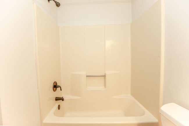 Building Photo - WILLIAMSBURG 2 Bedroom 1.5 Bath Townhome