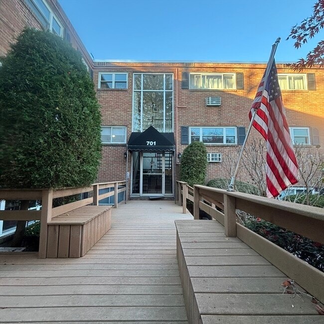 Building Photo - 701 Adams St