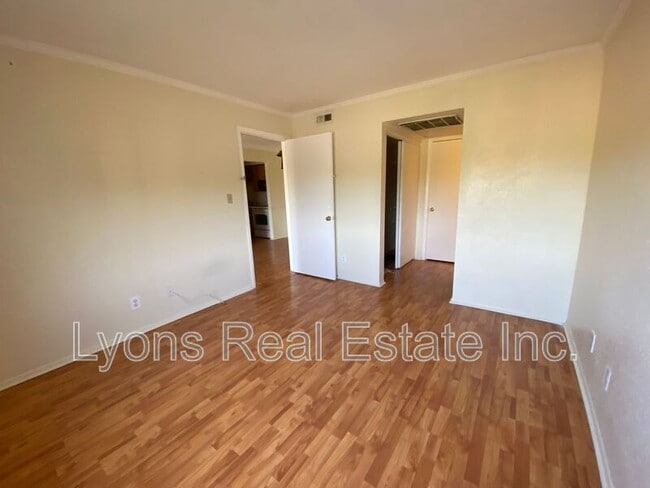 Building Photo - 2855 Winkler Ave