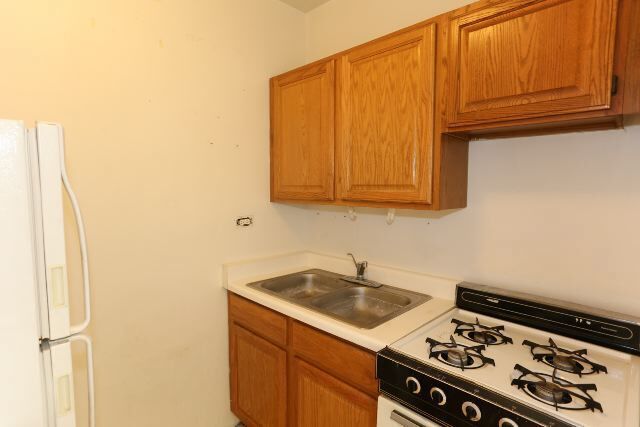 Building Photo - 653 W Belmont