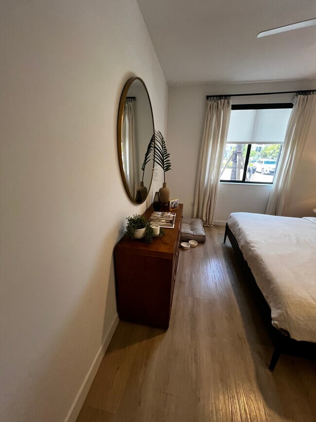 Building Photo - 572 S Biscayne River Dr