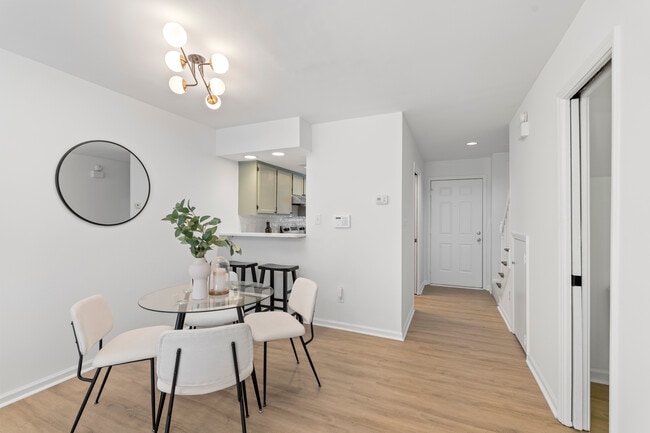 Building Photo - 9231 Kings Canyon Dr