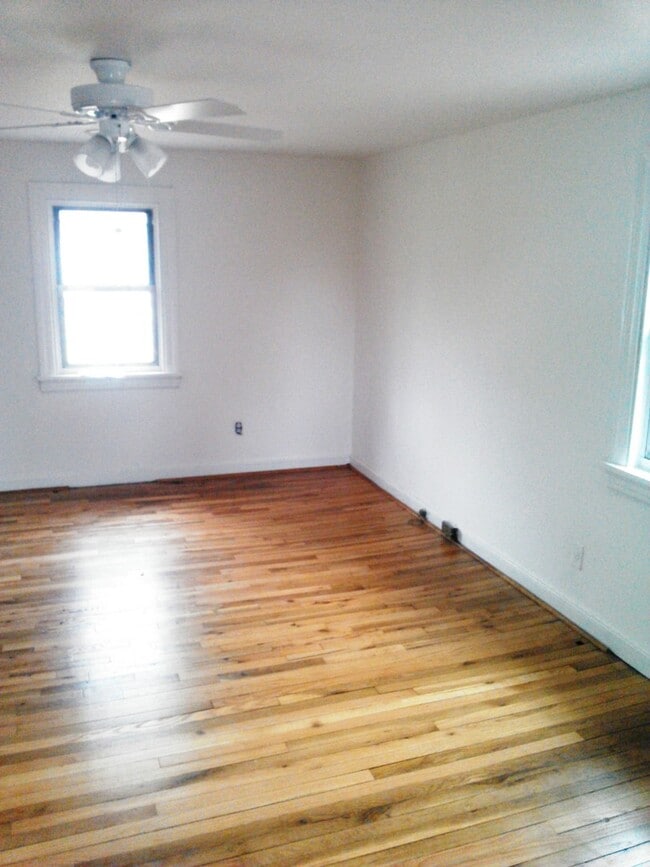 Building Photo - 3 BR / 1.5 BA Cute Cape Cod with a garage for Rent in Lakeside!