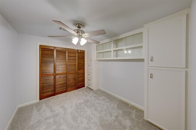 Building Photo - 2452 Country Club Dr