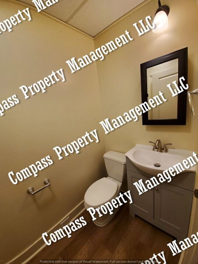 Building Photo - $1595 - 4 Bed, 1.5 Bath Half Double Home -...