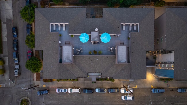 Building Photo - 1616 Summit Ave