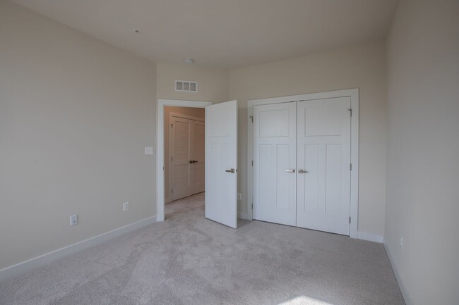 Building Photo - Stunning 3 BR/2.5 BA Townhome in Laurel!