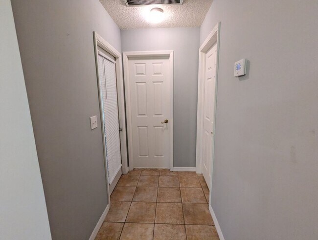 Building Photo - Must See!!!  Large 2 Bed 2 Bath with garag...