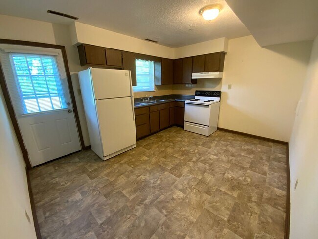 Building Photo - 560 NE Park Ln