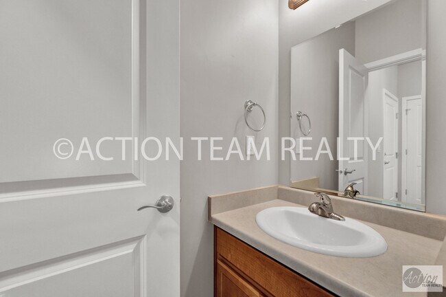 Building Photo - Beautiful Townhome in Bluffdale