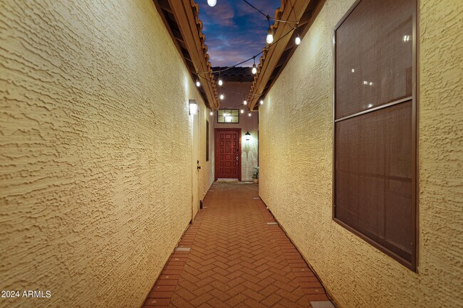 Building Photo - 5431 W Cochise Dr
