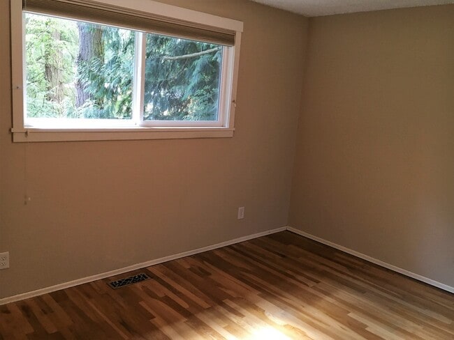 Building Photo - Beautiful 4 Bedroom Gem – Walk to Juanita Beach! Start your lease by 12/31/25 for a $1000 promo!