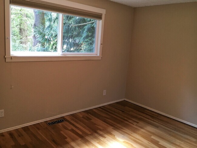 Building Photo - Beautiful 4 Bedroom Juanita Gem Walking Di...