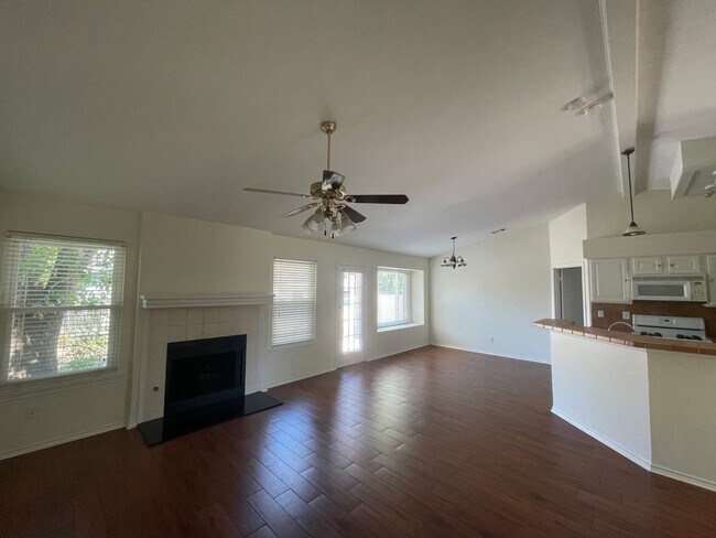 Building Photo - Lovely 4/2 home on a quiet street in the heart of Cedar Park!
