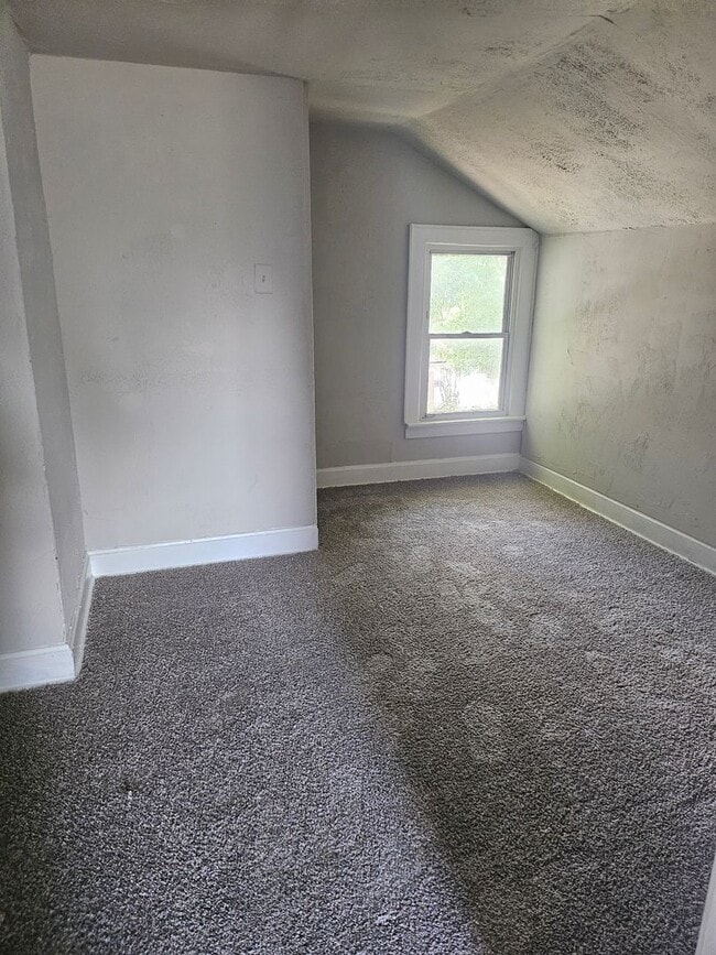 Building Photo - Remolded 2 Bed/1 Bath