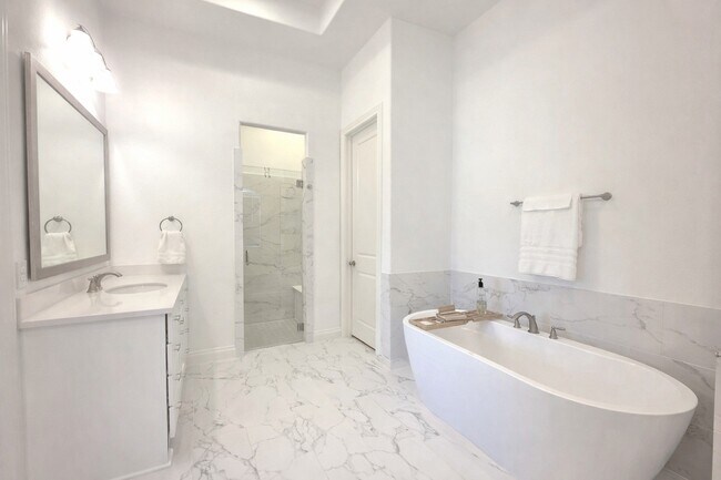 Building Photo - 22045 Gateway Arch Dr