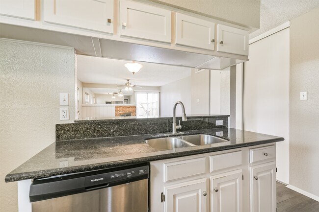 Building Photo - 5646 Birchmont Dr