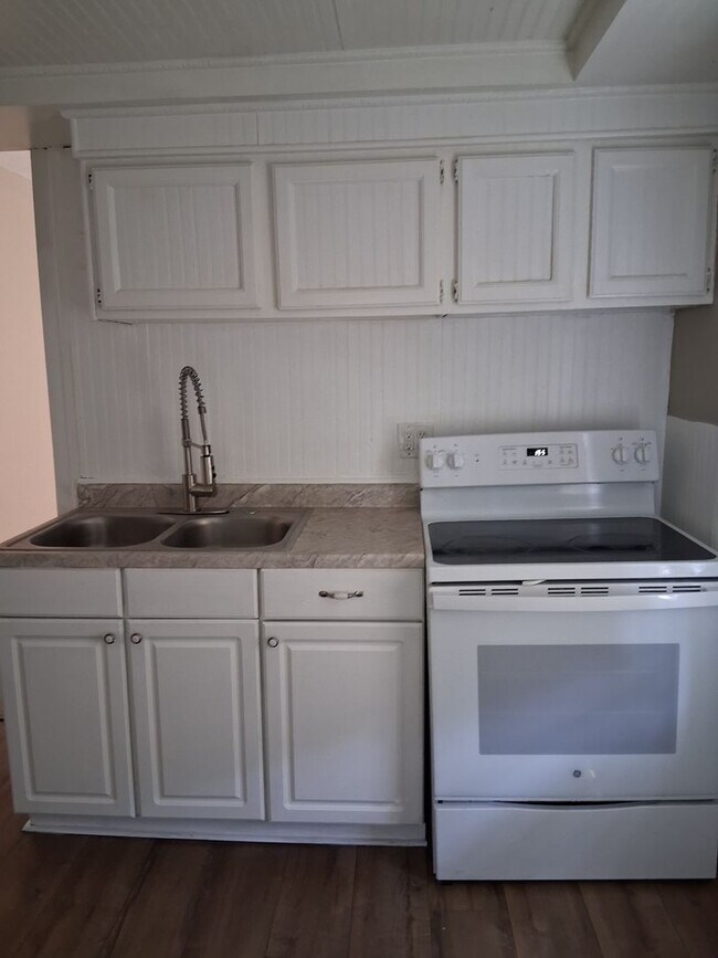 Building Photo - Charming Spacious Double