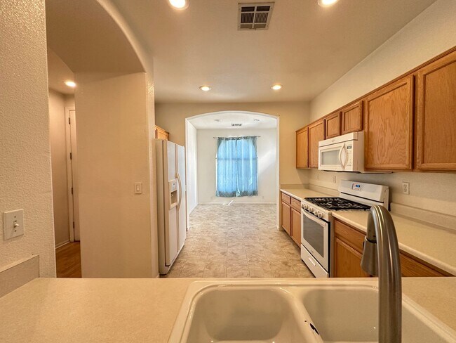 Building Photo - 3 Bedroom, 2.5 Bath, 2 Car garage