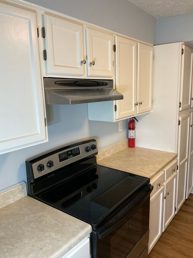 Building Photo - Very well maintained and extra large 3BR 2BA condo moments to Marc Train in Downtown Gaithersburg