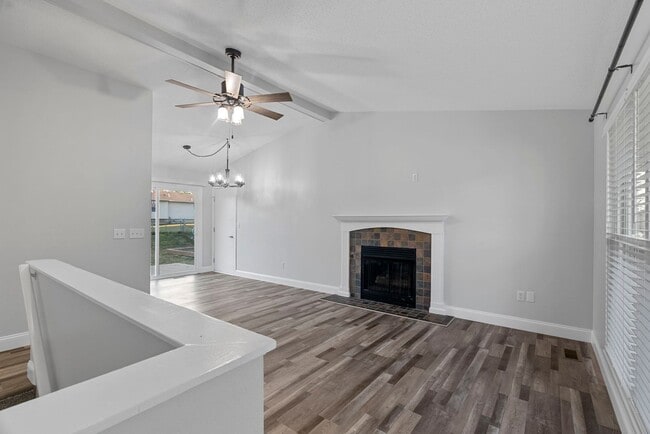 Building Photo - Luxury Remodeled 3Bed/2Bath w/ Finished Ba...