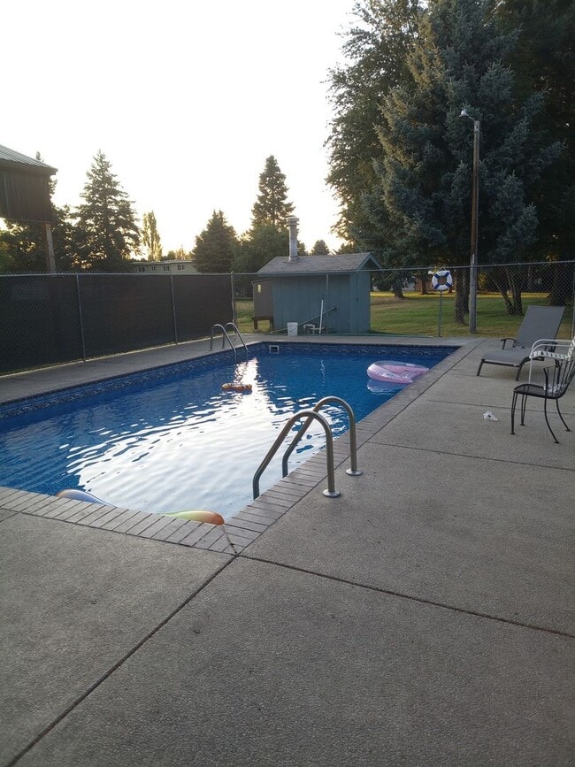 Building Photo - Private Manufactured Home!