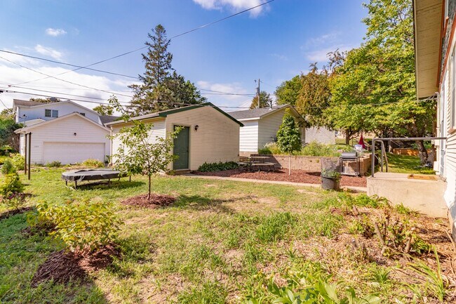 Building Photo - Wonderful 2 Bedroomed House in the heart of Saint Paul.