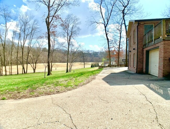 Building Photo - 423 Rivermont Dr