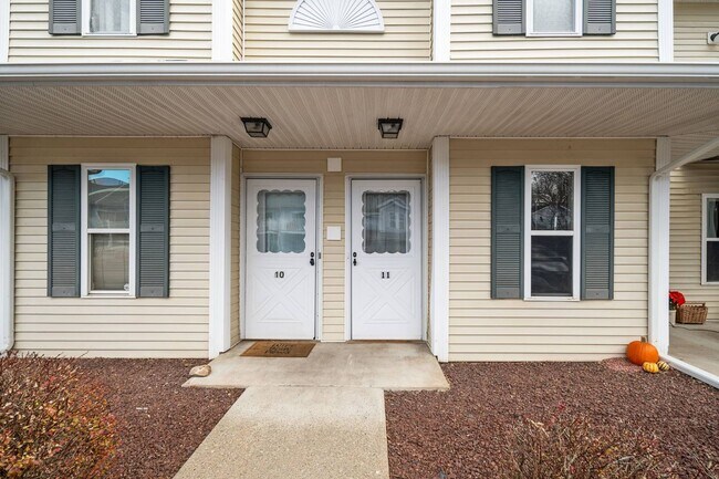 Building Photo - 1911 Cambridge Manor Dr