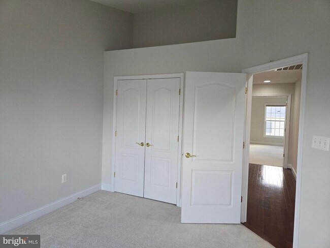 Building Photo - 25550 Oak Medley Terrace