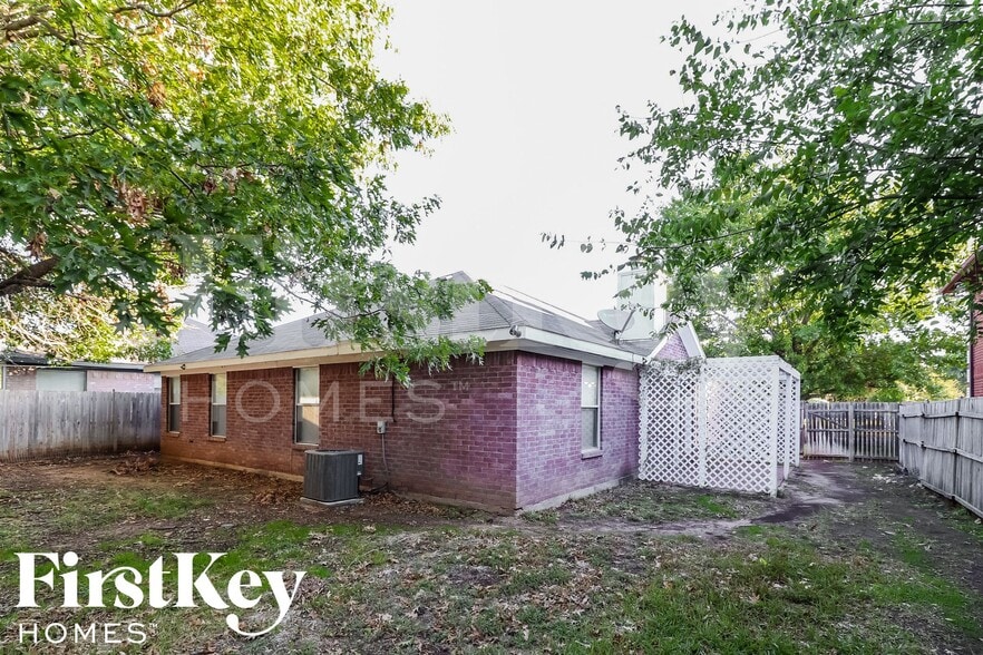 Building Photo - 7956 Clear Brook Cir
