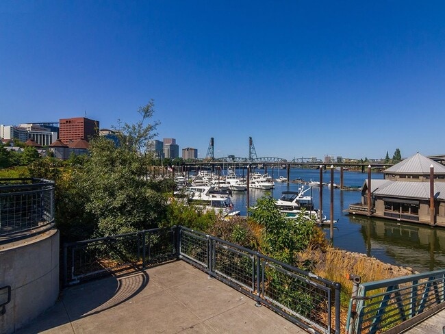Building Photo - Beautiful 1 Bed 1 Bath Waterfront Condo w/...