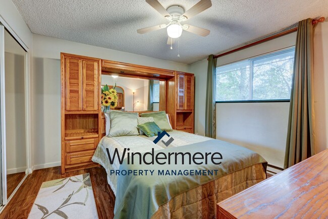 Building Photo - Fully-Furnished Cozy 3 Bedroom Home - Shor...