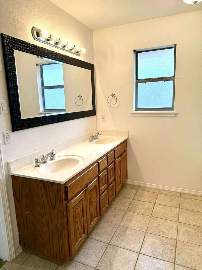 Building Photo - 305 E Mescalero Rd