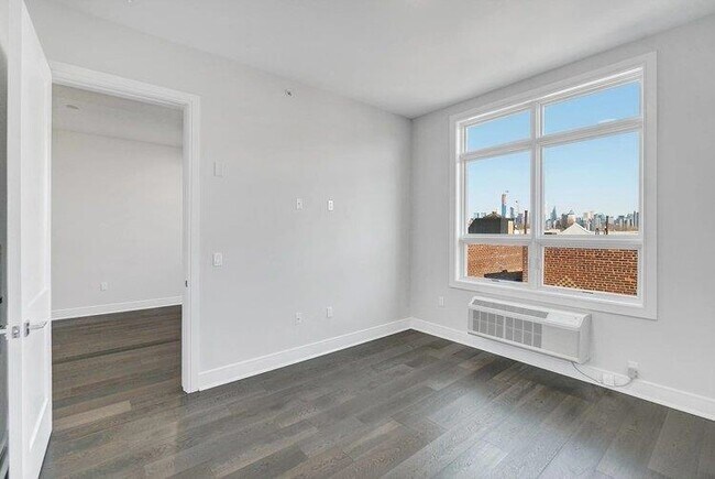 Building Photo - 119 Peter St