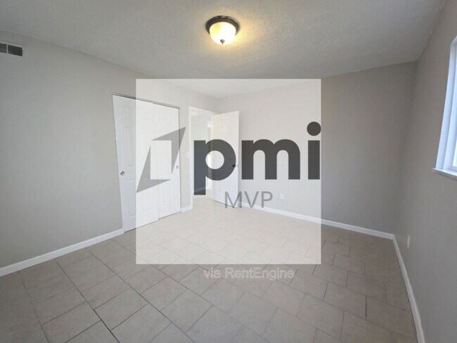 Building Photo - 834 Whitethorne Ave