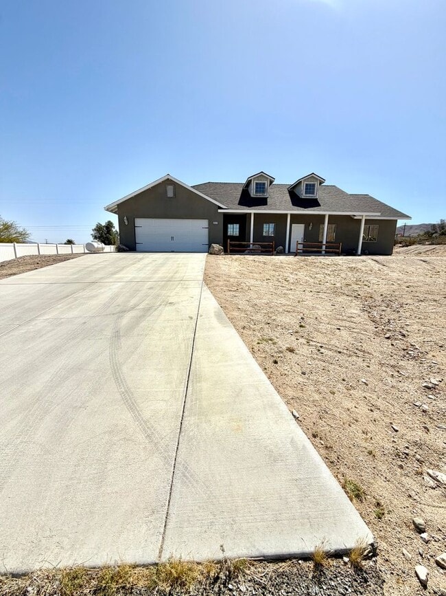 Building Photo - Beautiful 3 Bedroom 2 Bathroom Home