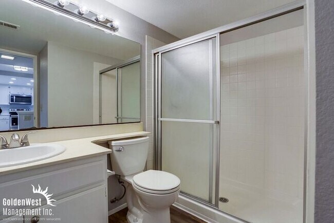 Building Photo - Breezy 2Bdm 2Ba Top-Floor Corner Condo with Mountain Views!