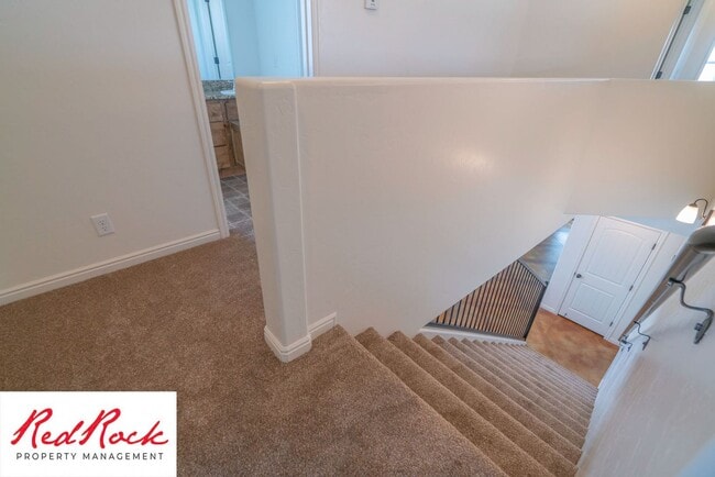 Building Photo - DOG-FRIENDLY 4 Bedroom Townhome with INTER...