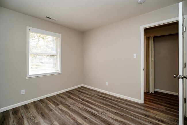 Building Photo - 1670 Dundee Pl