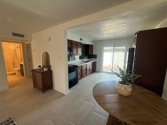 Building Photo - Completely Remodeled 2 Bed | 2 Bath Apartment in the Heart of Old Town Scottsdale