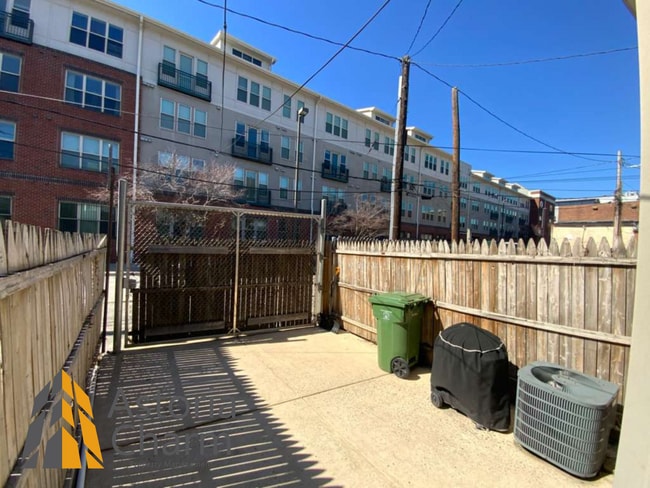 Building Photo - Stylish 2 Bedroom with Spa Bath, Hardwood Floors and Parking