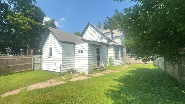 Building Photo - Charming 3 Bedroom Single Family Home Avai...