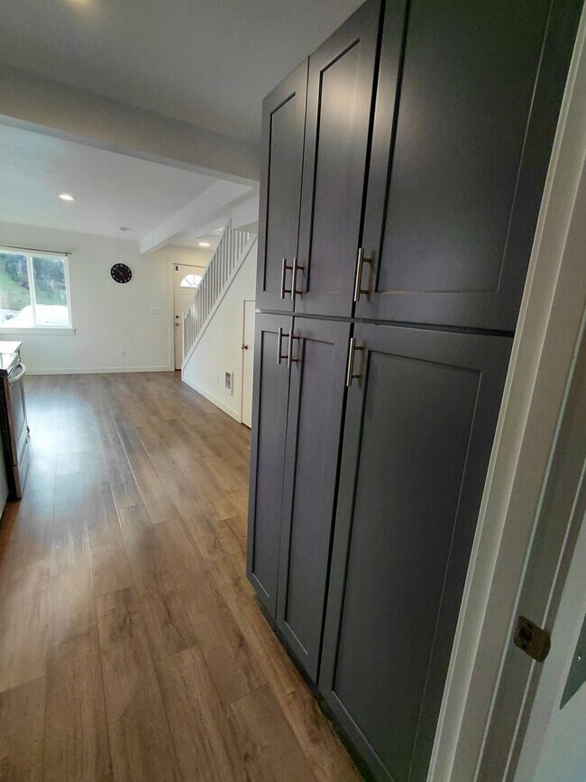 Building Photo - Cozy updated 1 bedroom with rooftop deck