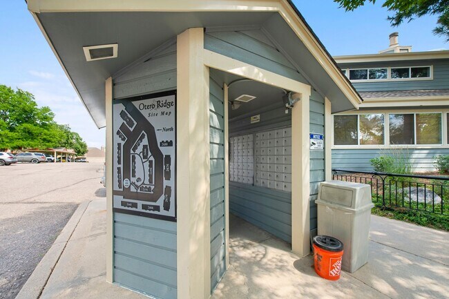 Building Photo - Beautiful 2 Bed 2 Bath Townhouse in Otero Ridge