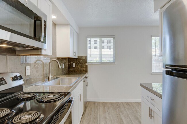 Building Photo - Newly Renovated Townhouse - Pet Friendly!!
