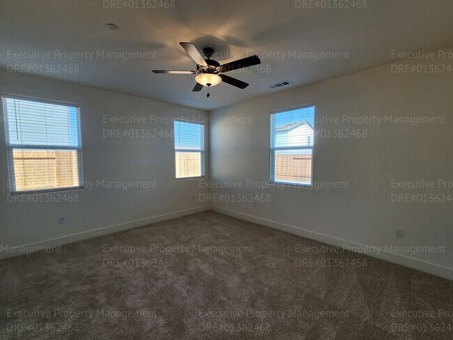 Building Photo - 4 bedroom/ 3 bathroom split-wing home.