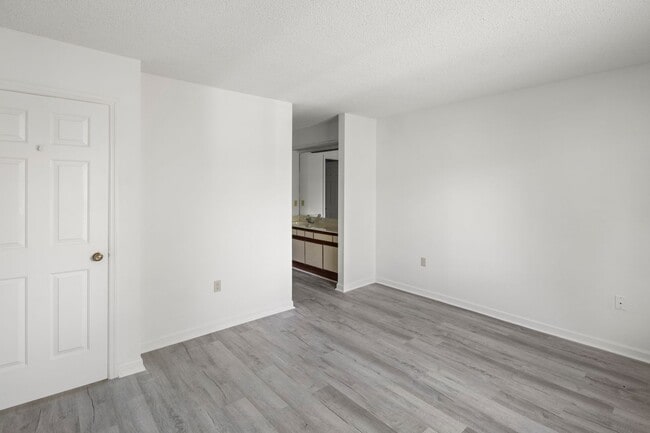 Building Photo - South Asheville Townhome