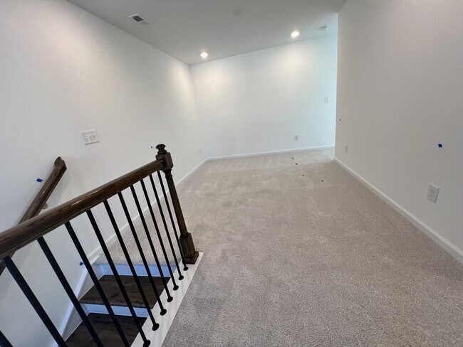 Building Photo - 1025 Red Finch Wy