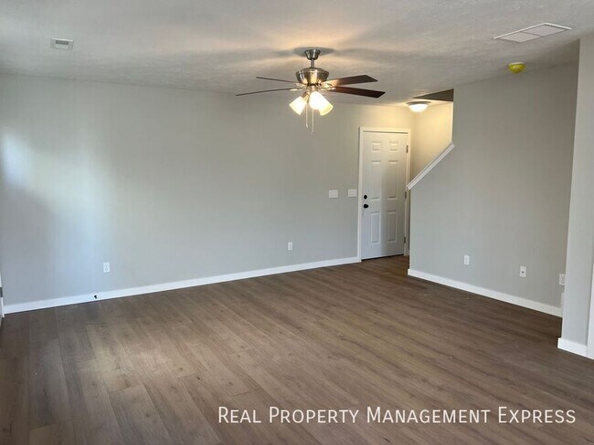 Building Photo - 3 Bedroom 1.5 Bathroom Townhome